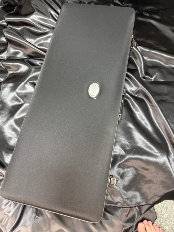 ヤマハ製専用ハードケース、痛み無く綺麗です。