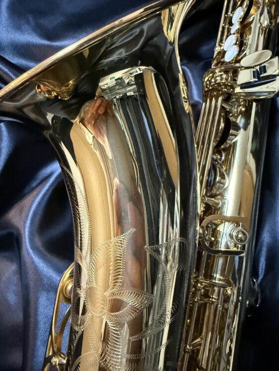 小さい斑点のキズ２，３か所にあります。