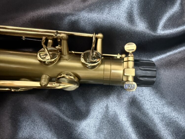 ブラッシュドサテンとゴールドラッカーのコンビ