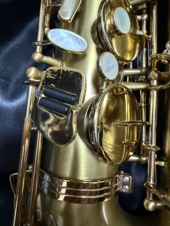 ブラッシュドサテンとゴールドラッカーのコンビが美しい