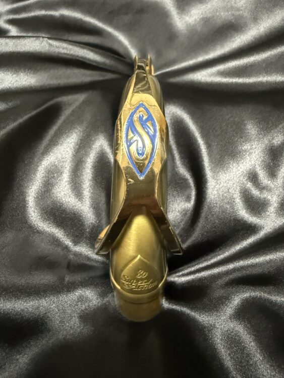 ネックもブラッシュドサテン仕上げ