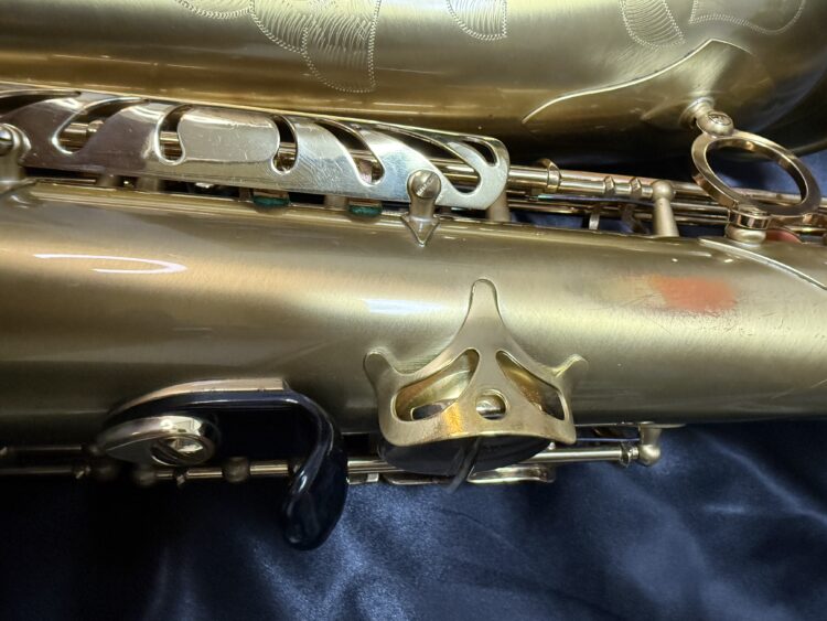 背面にラッカー剥がれあり