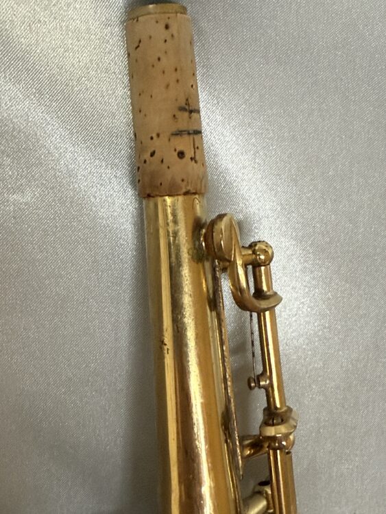 ネックには440HzのA音に合わせた印付き