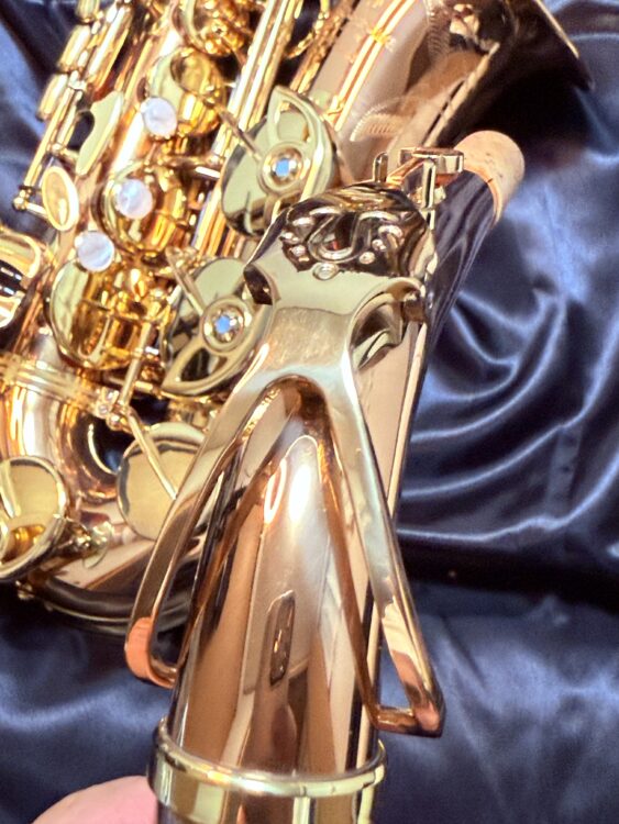 ネックもブロンズ製