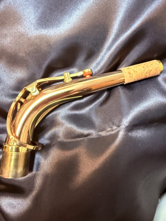 ネックコルクも綺麗でヤマハやヤナギサワ製のハードラバーマウスピースに適合